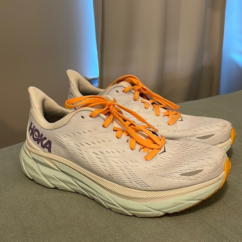 Women Clifton Hoka size 9